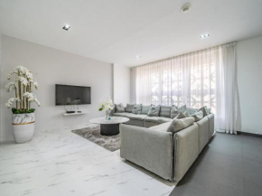 Luxury Waterfront Apartment with Beach Access